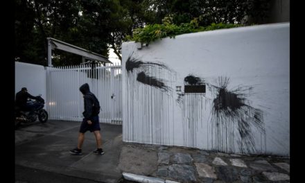 Επίθεση με μπογιές στο σπίτι του Αμερικανού πρέσβη