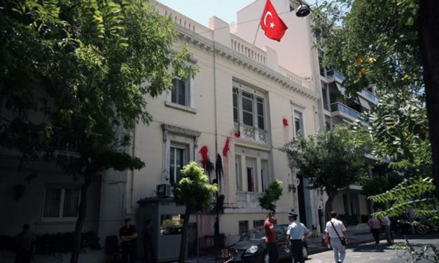 Επίθεση με μπογιές στο Τουρκικό προξενείο στην Αθήνα για το Αφριν