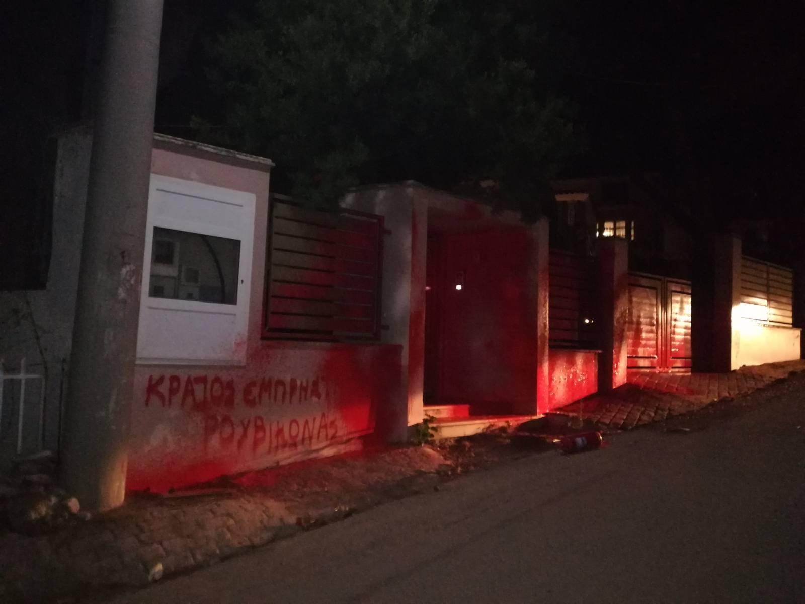 Παρέμβαση στην οικία του υπουργού περιβάλλοντος Κ. Σκρέκα στο Κρυονέρι