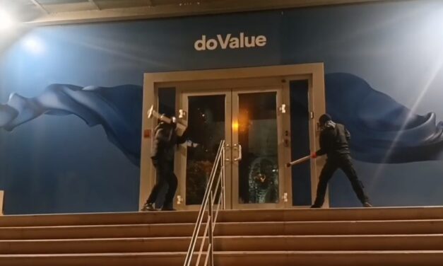 Επίθεση με βαριοπούλες στα γραφεία της DoValue στο Μοσχάτο