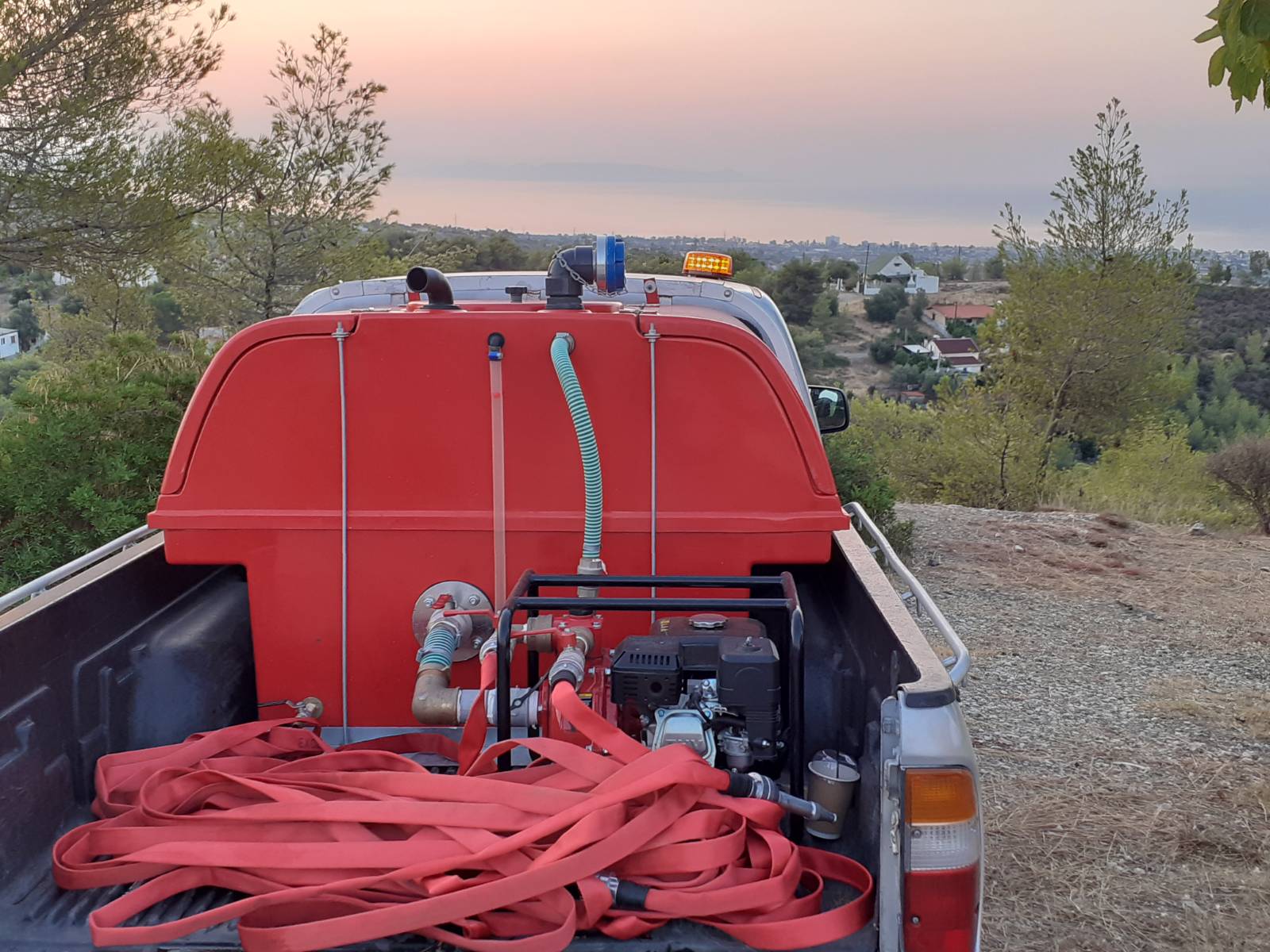 Περιπολία του πυροσβεστικού οχήματος του Ρουβίκωνα στα Γεράνεια