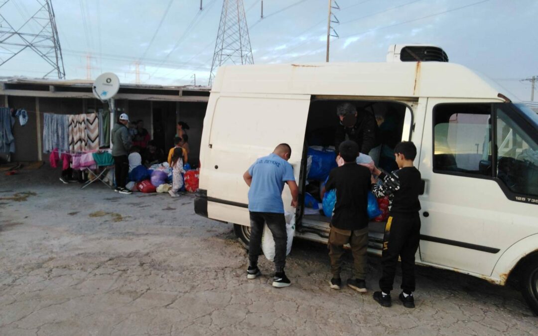Παράδοση ρούχων σε camp προσφύγων & καταυλισμό Ρομά