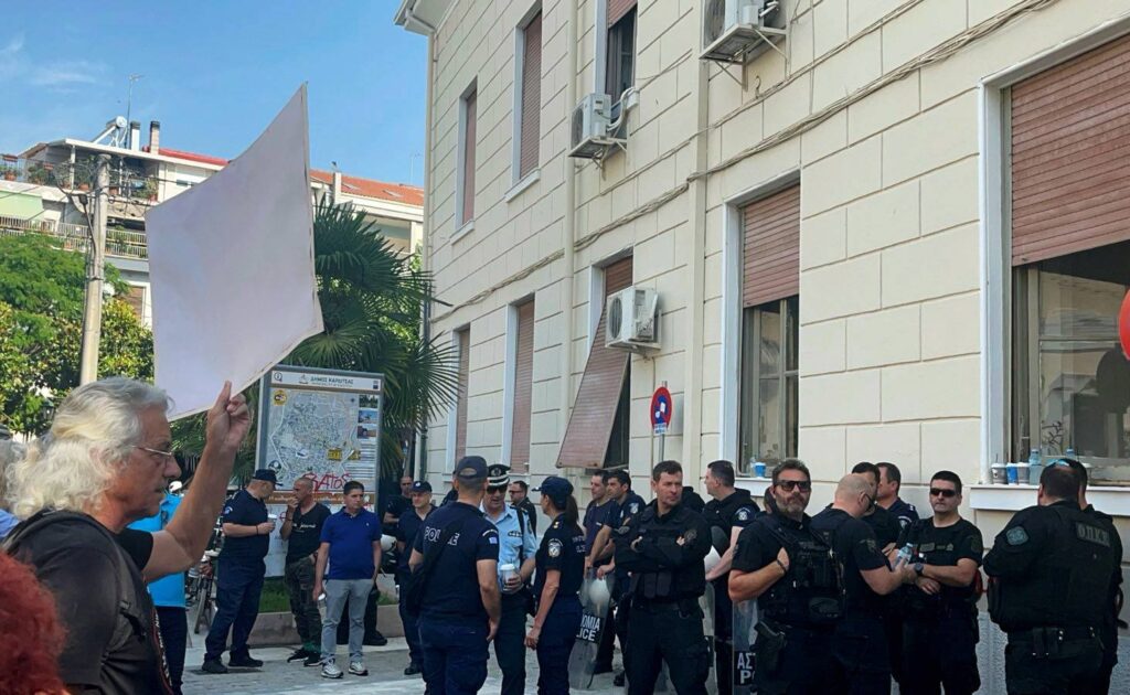 Από τη συγκέντρωση έξω από τα δικαστήρια Καρδίτσας