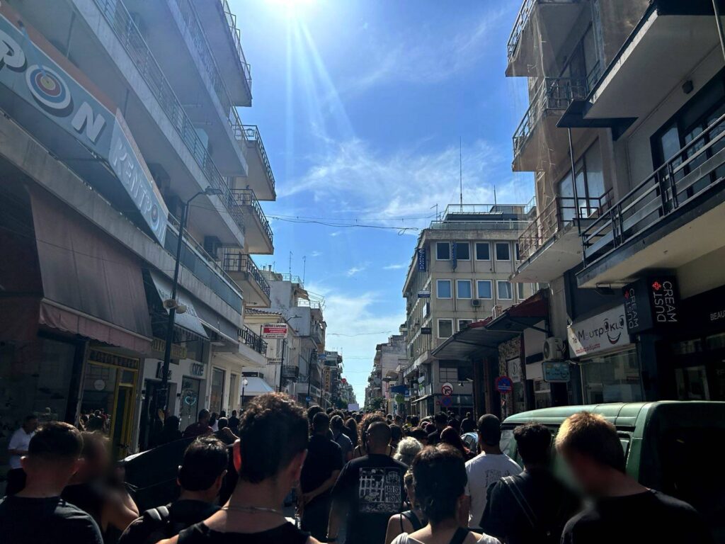 Από τη συγκέντρωση έξω από τα δικαστήρια Καρδίτσας
