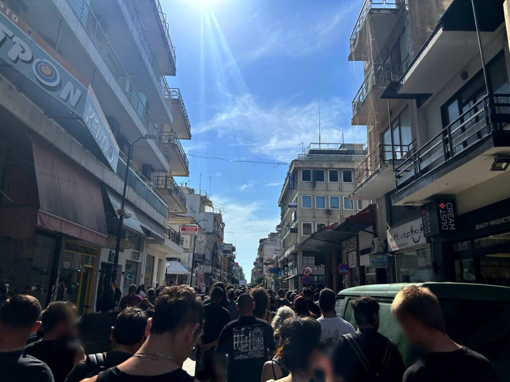 Από τη συγκέντρωση έξω από τα δικαστήρια Καρδίτσας